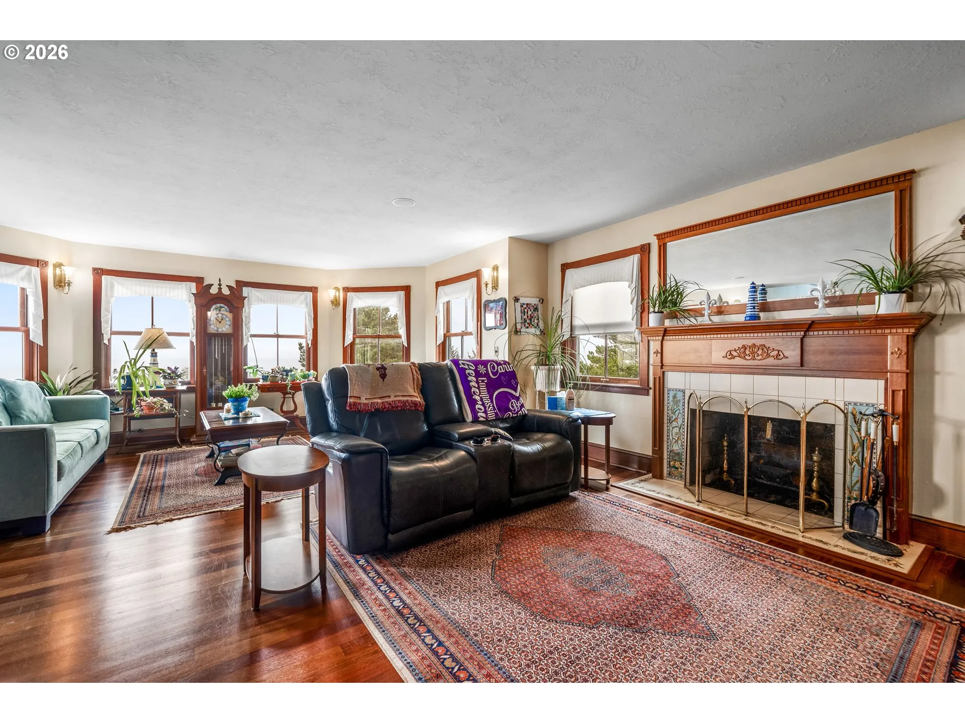 Living Room-Fireplace