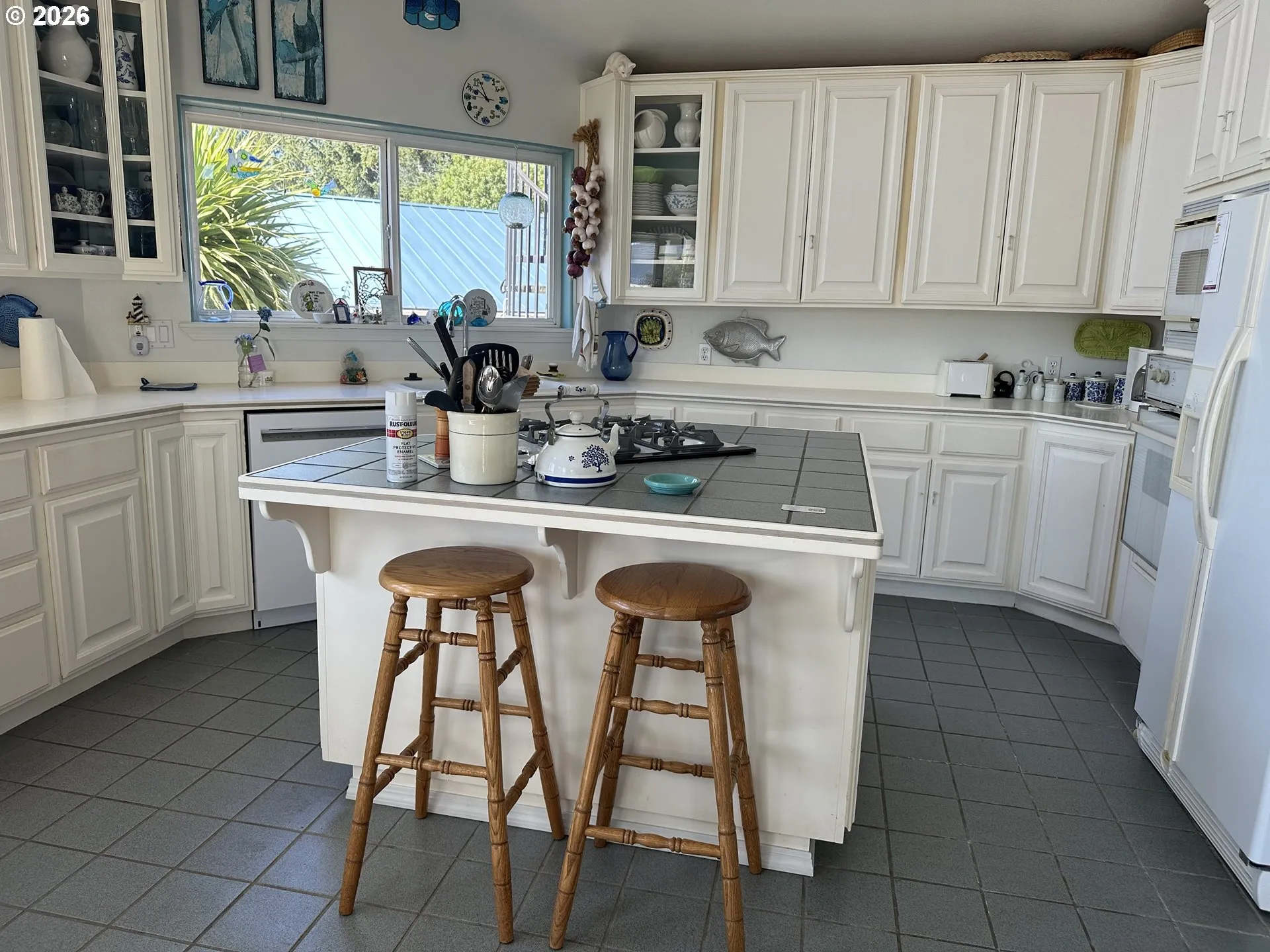 Kitchen-Breakfast Bar