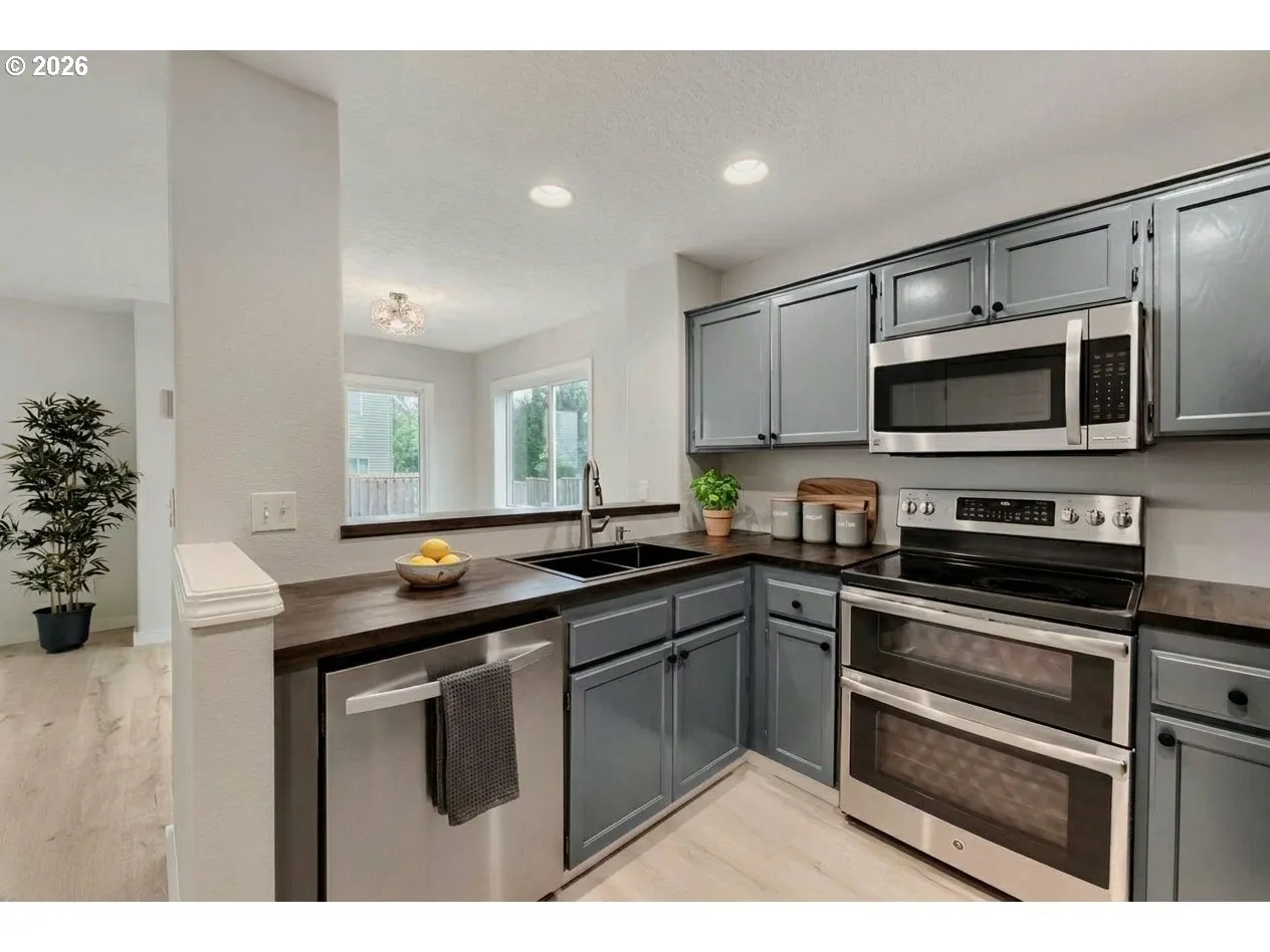 Kitchen-Breakfast Bar