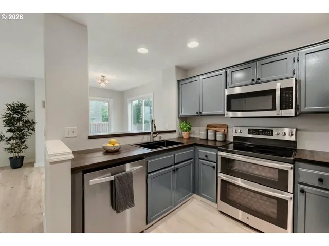 Kitchen-Breakfast Bar