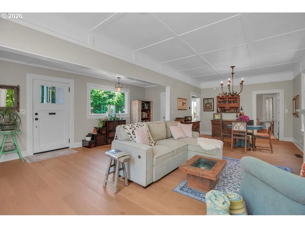 Living Room/Entrance
