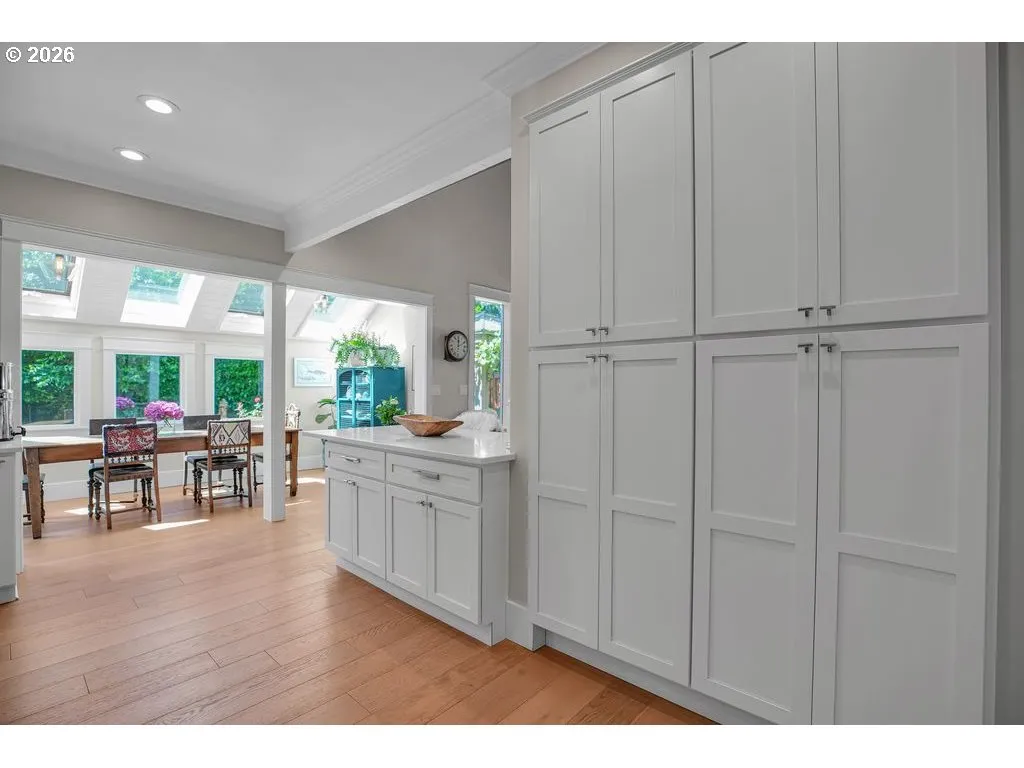 Kitchen-Breakfast Bar