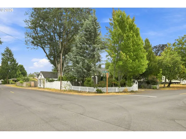 Front Yard-Fenced