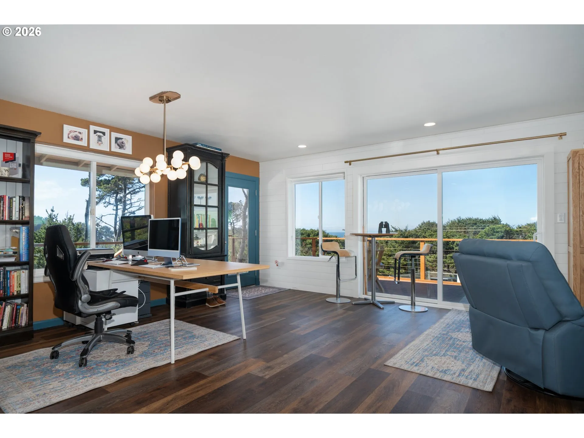Living Room/Entrance