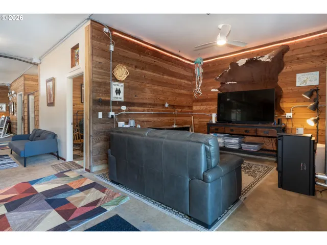 Living Room/Entrance