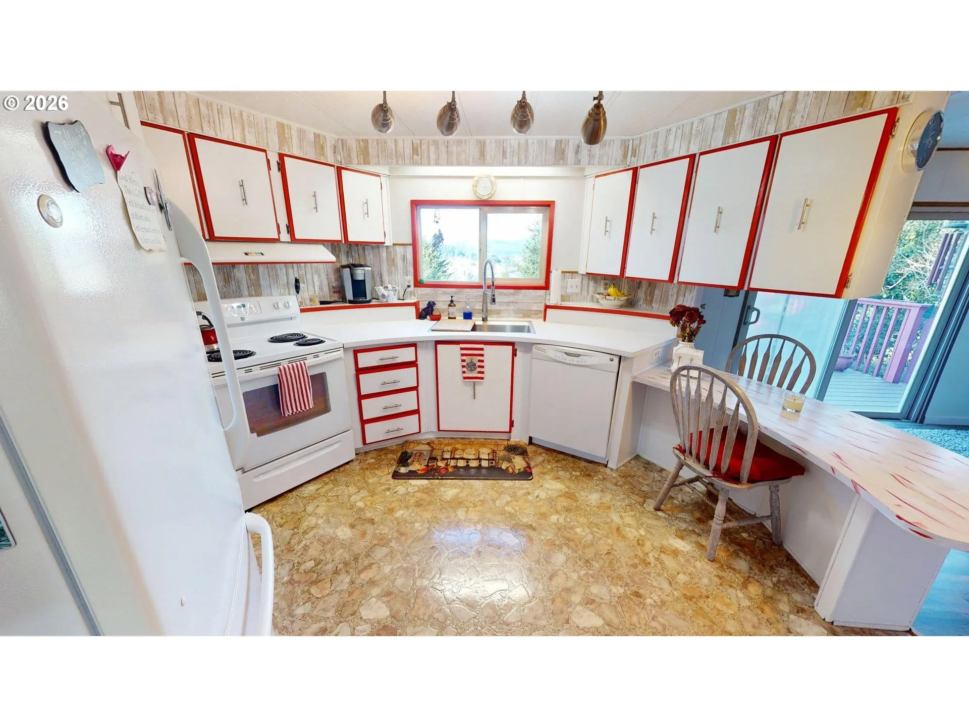 Kitchen-Breakfast Bar