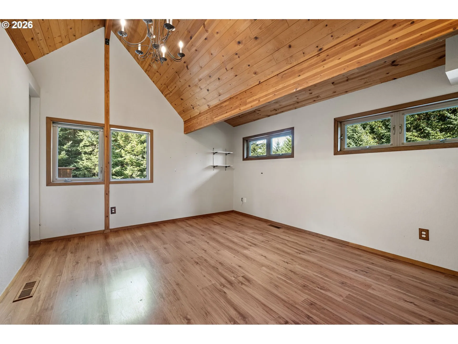 Bedroom, Owner's Suite-Vaulted Ceilings