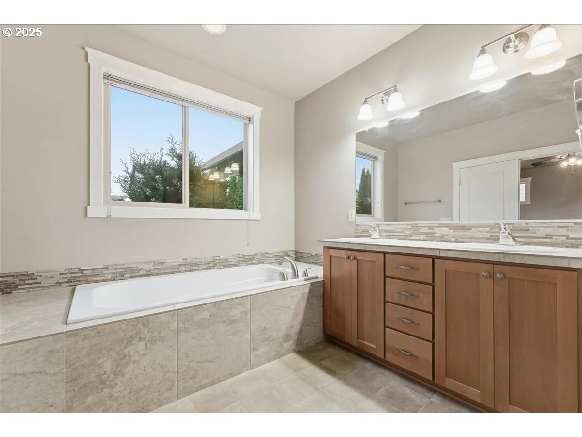 Bathroom, Attached-Garden Tub