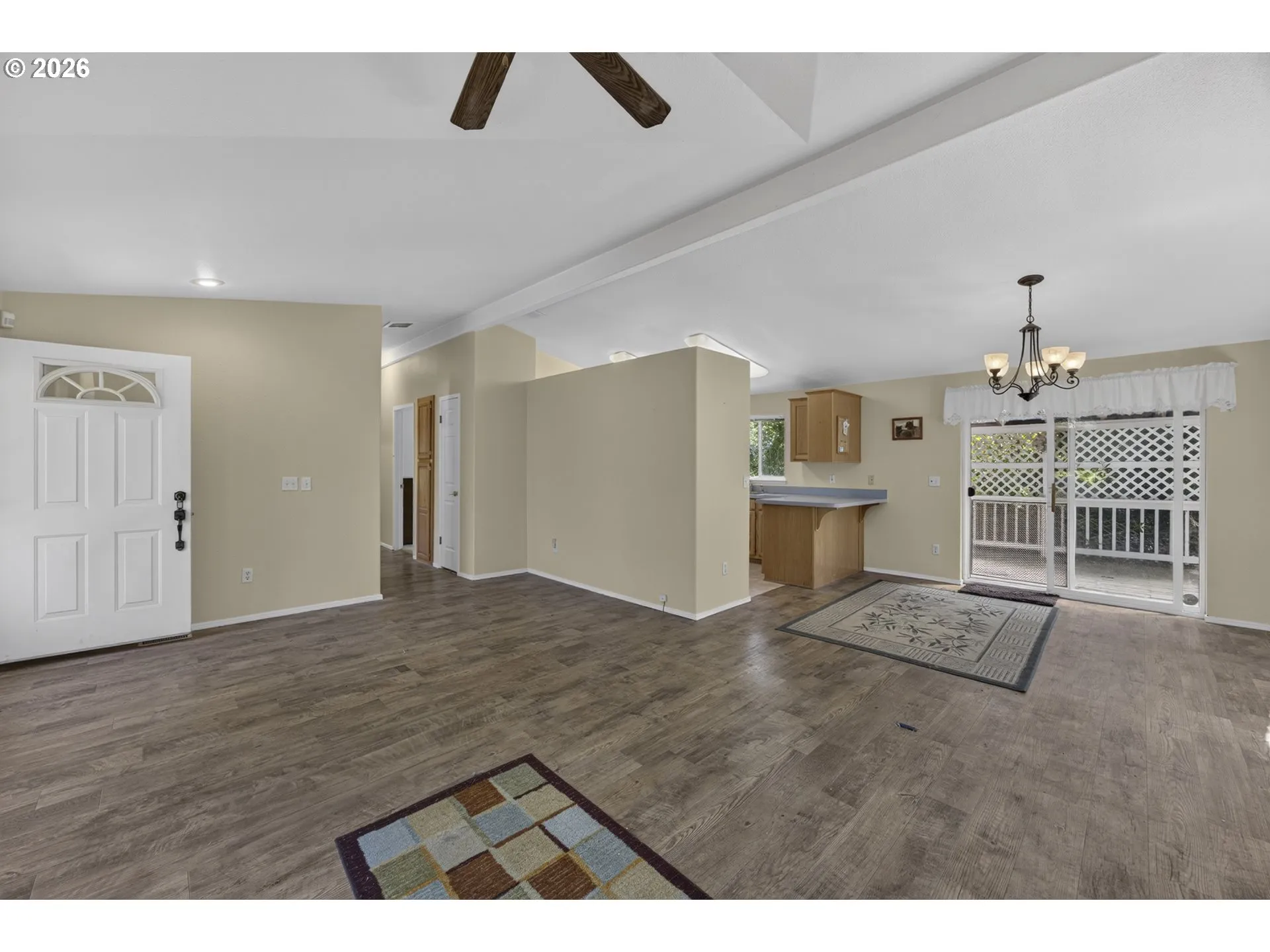 Living Room/Entrance