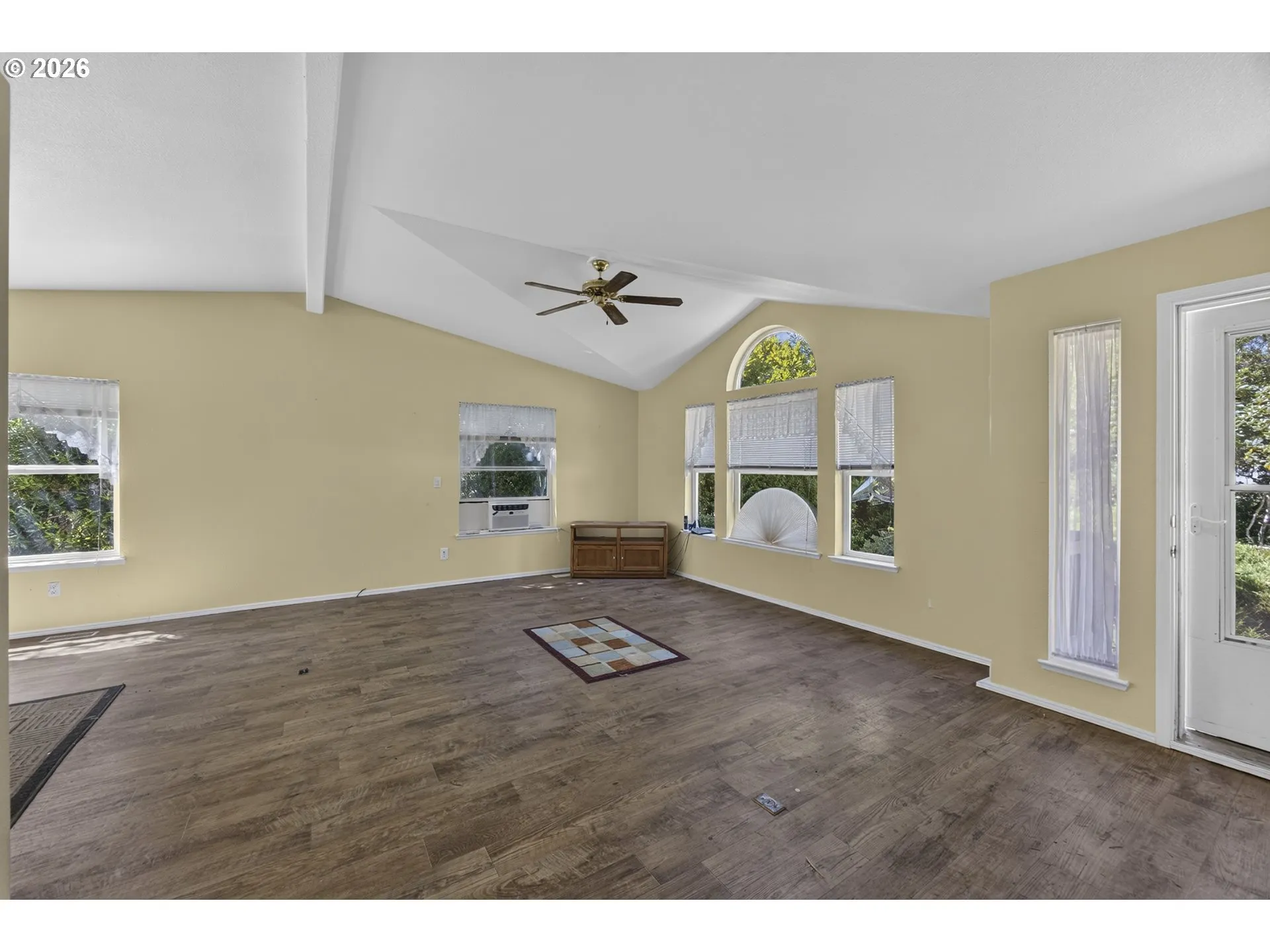 Living Room/Entrance