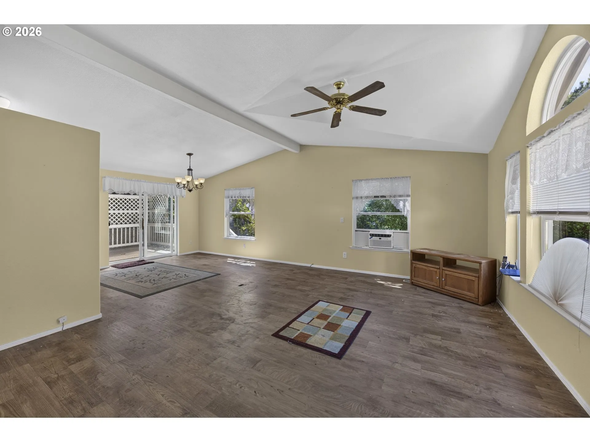 Living Room/Entrance
