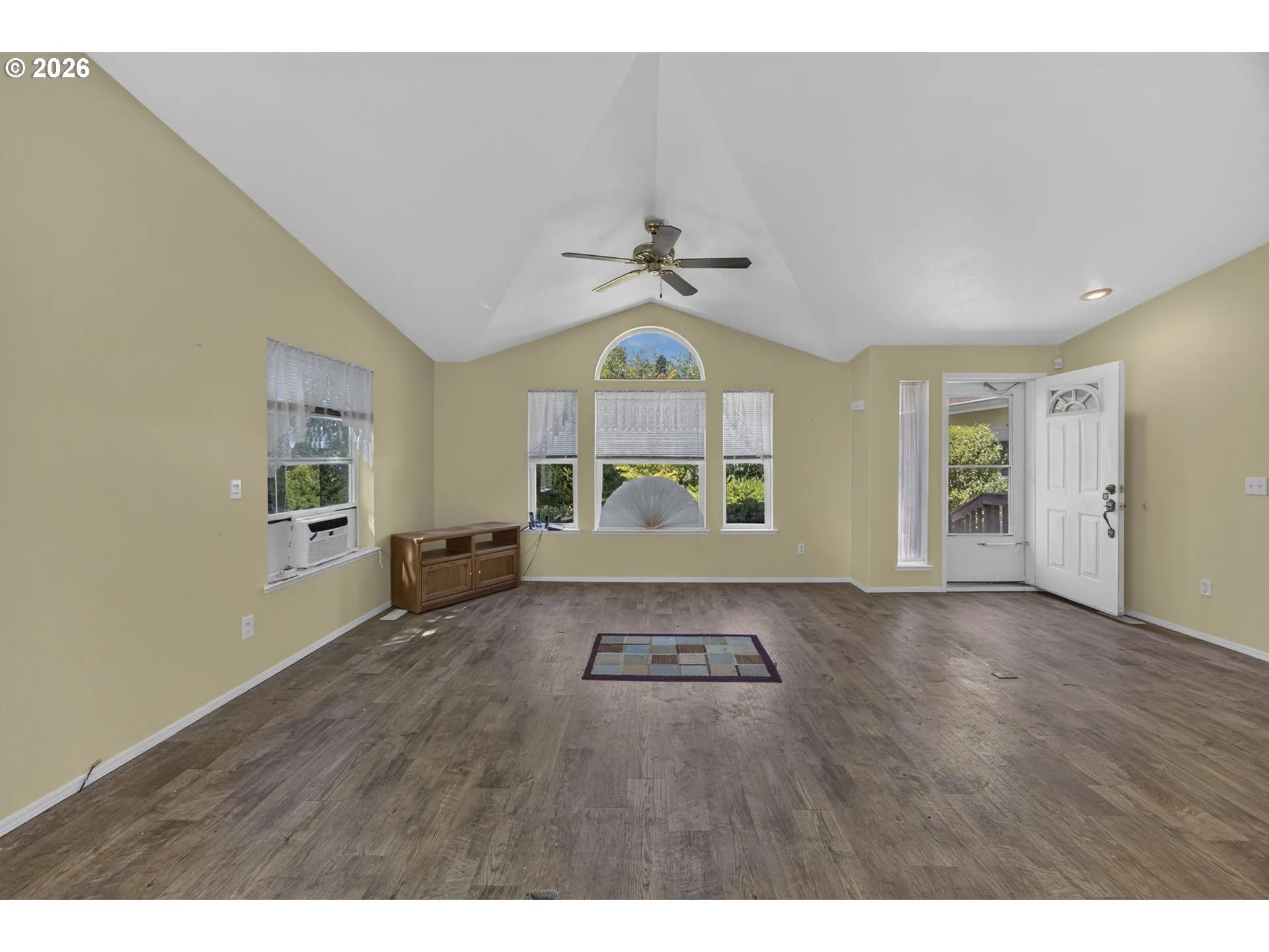 Living Room/Entrance