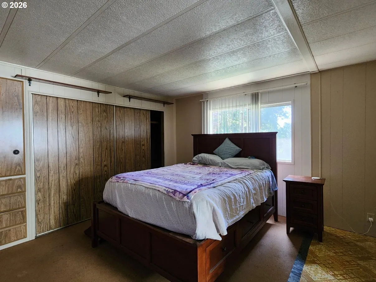 Bedroom, Primary
