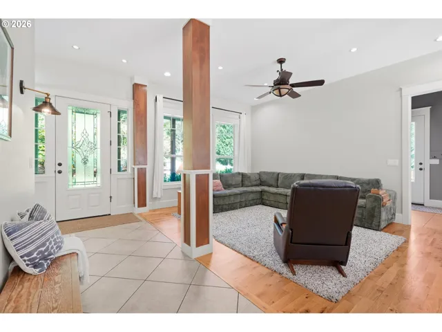 Living Room/Entrance