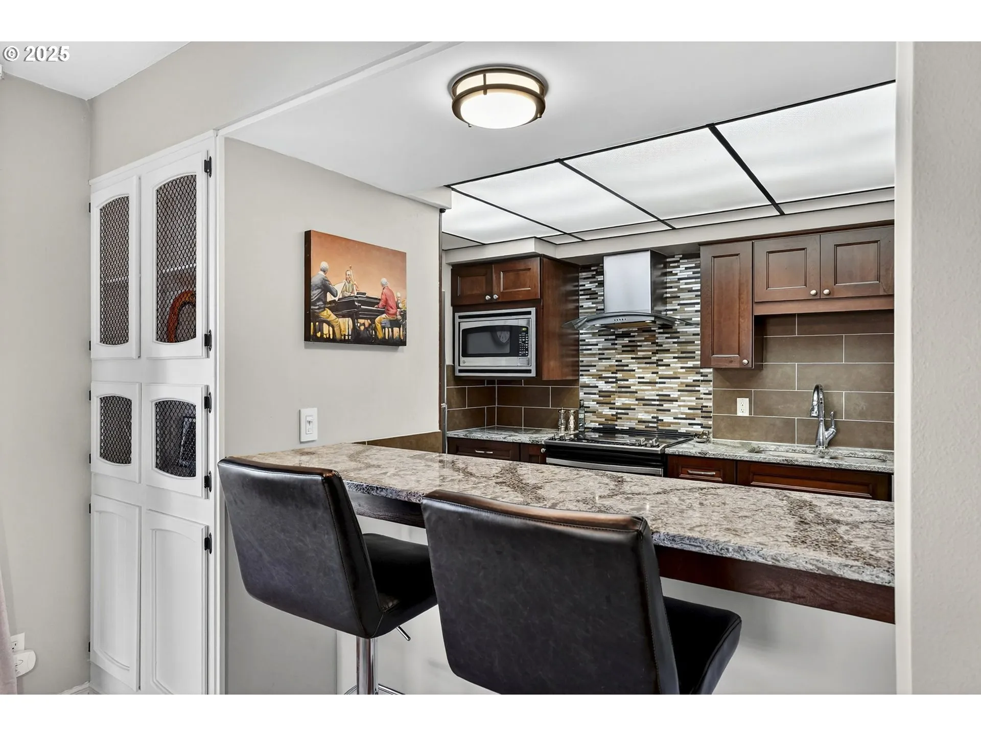 Kitchen-Breakfast Bar