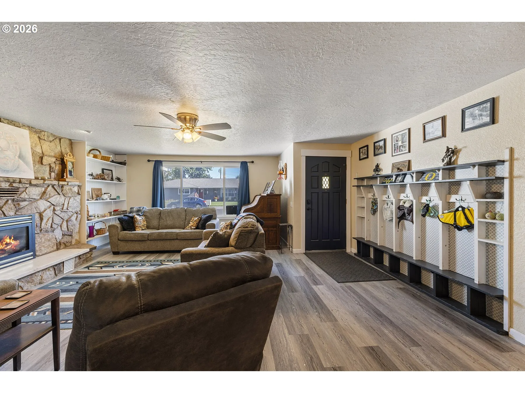 Living Room/Entrance