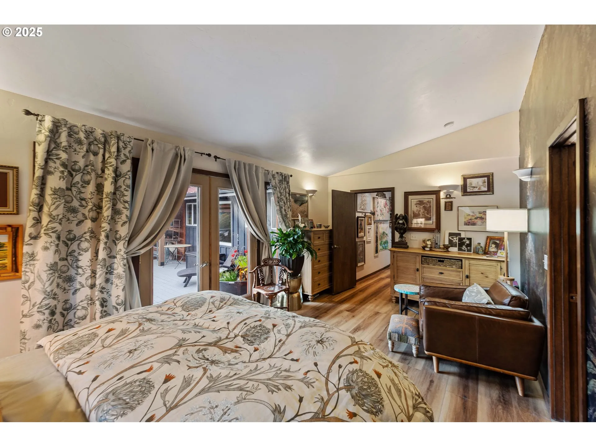 Bedroom, Primary