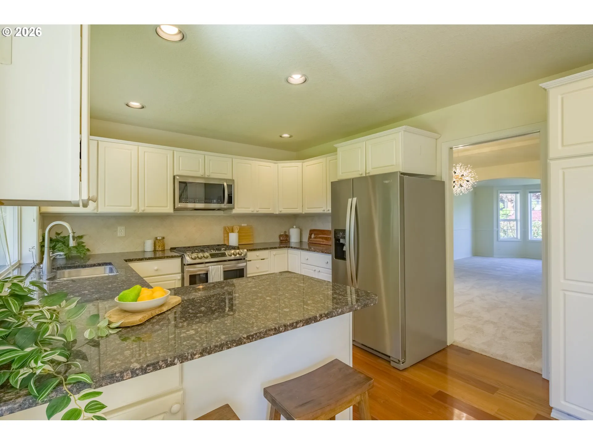 Kitchen-Breakfast Bar