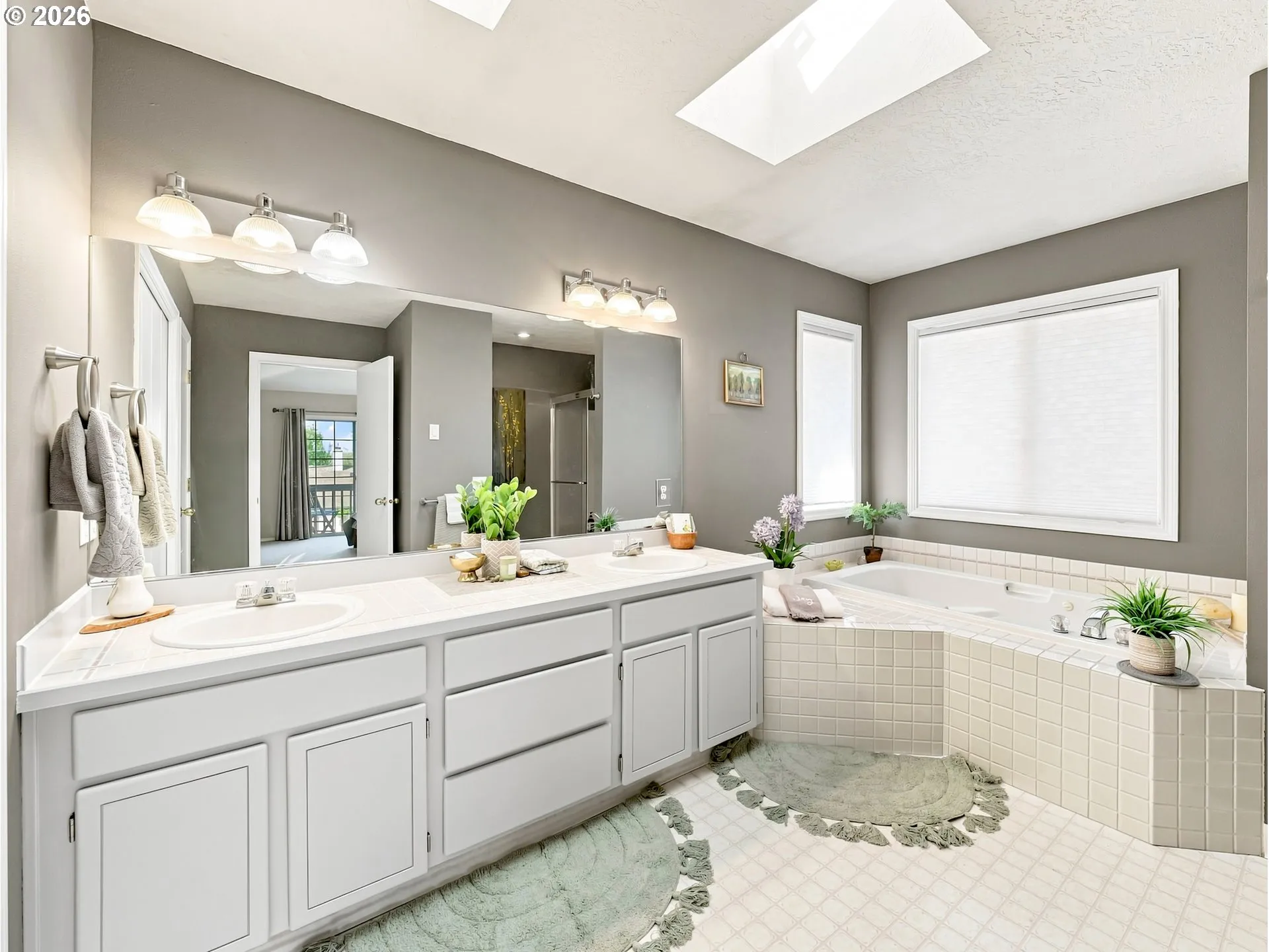 Bathroom, Attached-Garden Tub