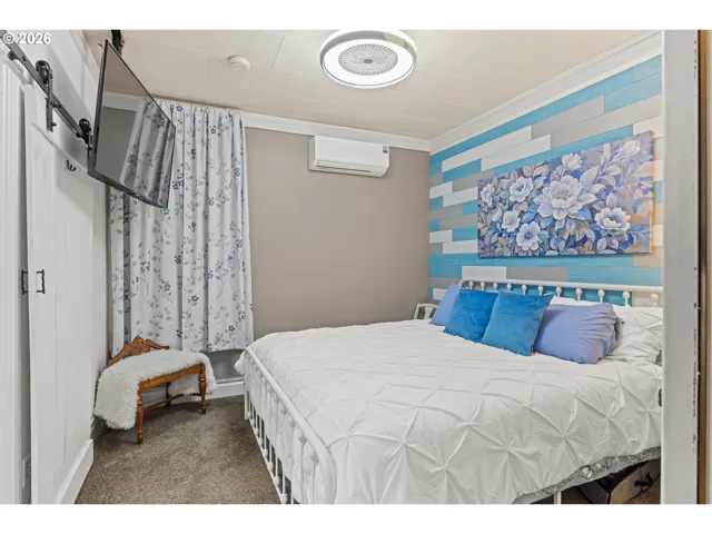Bedroom, Primary