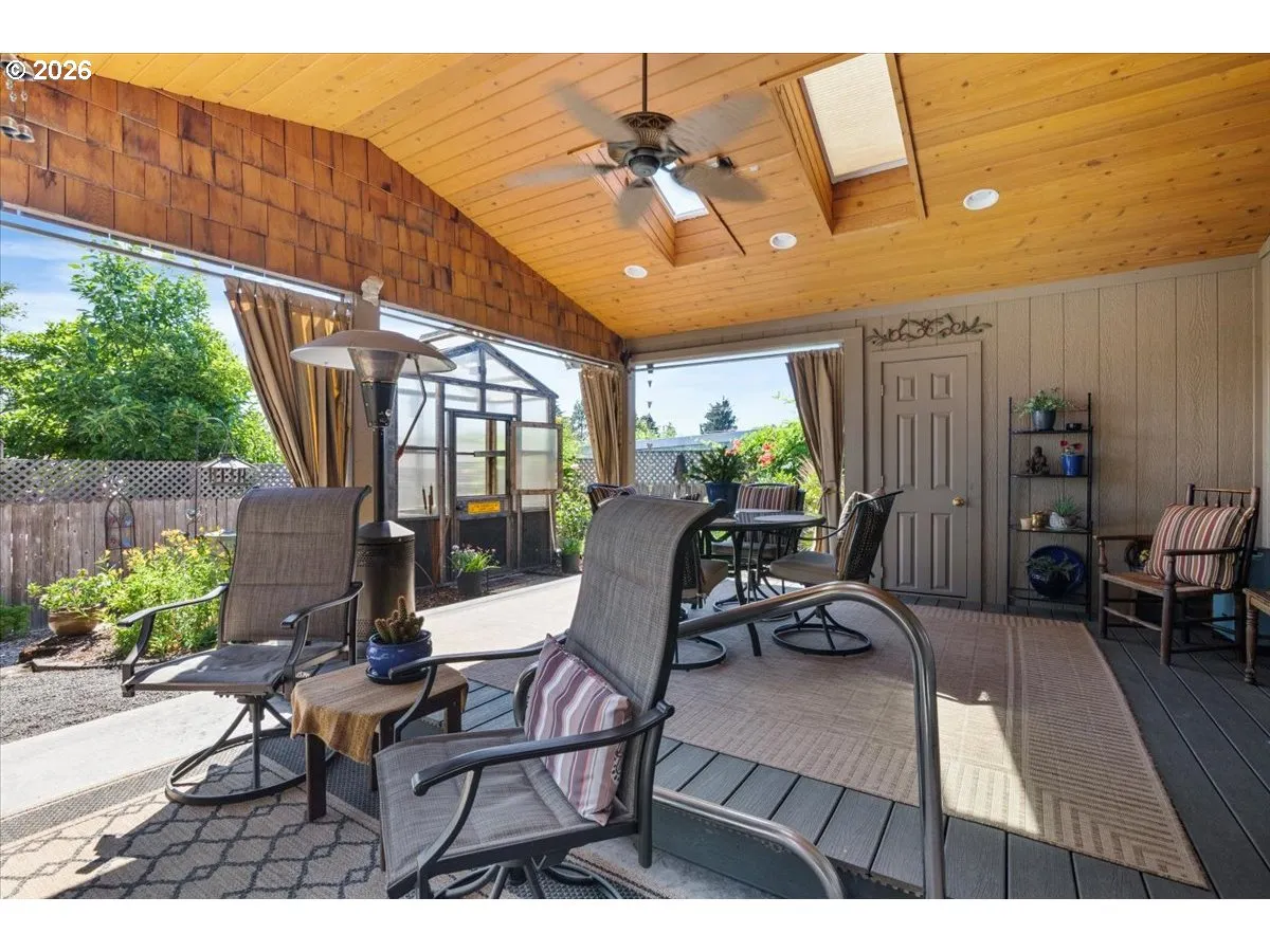 Porch, Screened in