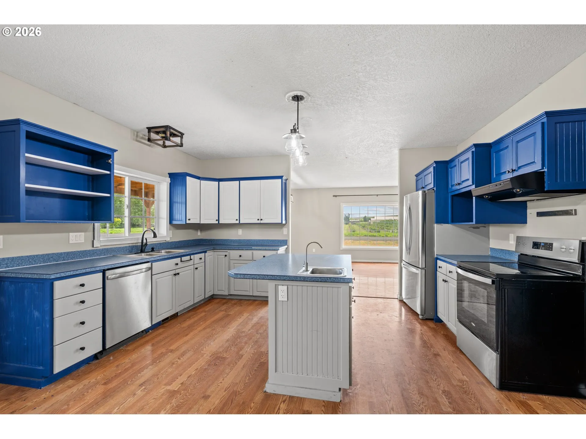 Kitchen-Breakfast Bar