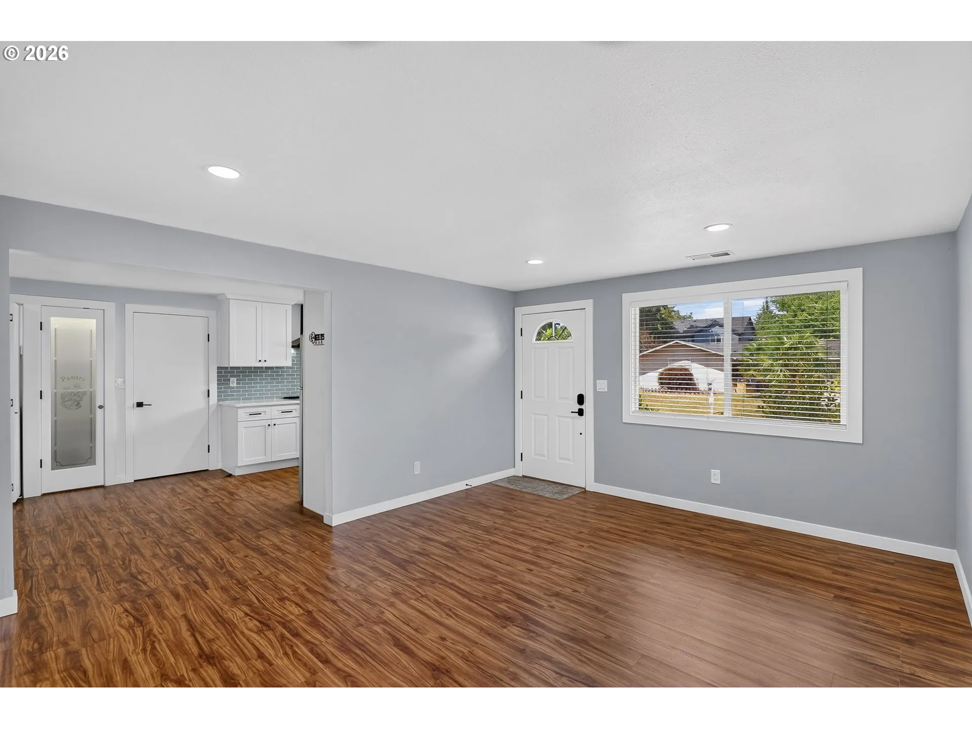 Living Room/Entrance
