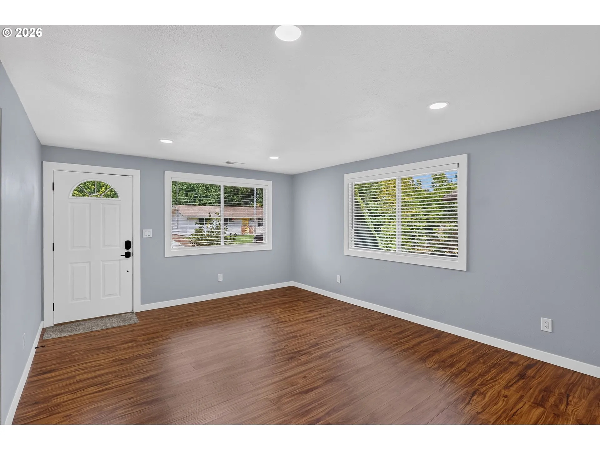 Living Room/Entrance