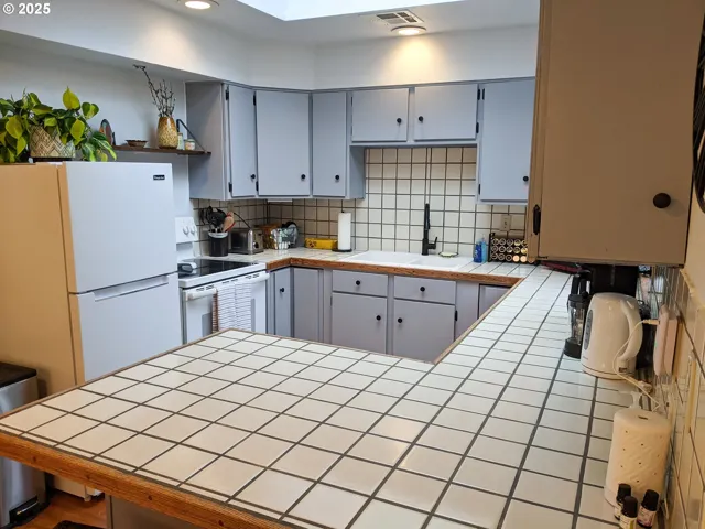 Kitchen-Eating Area