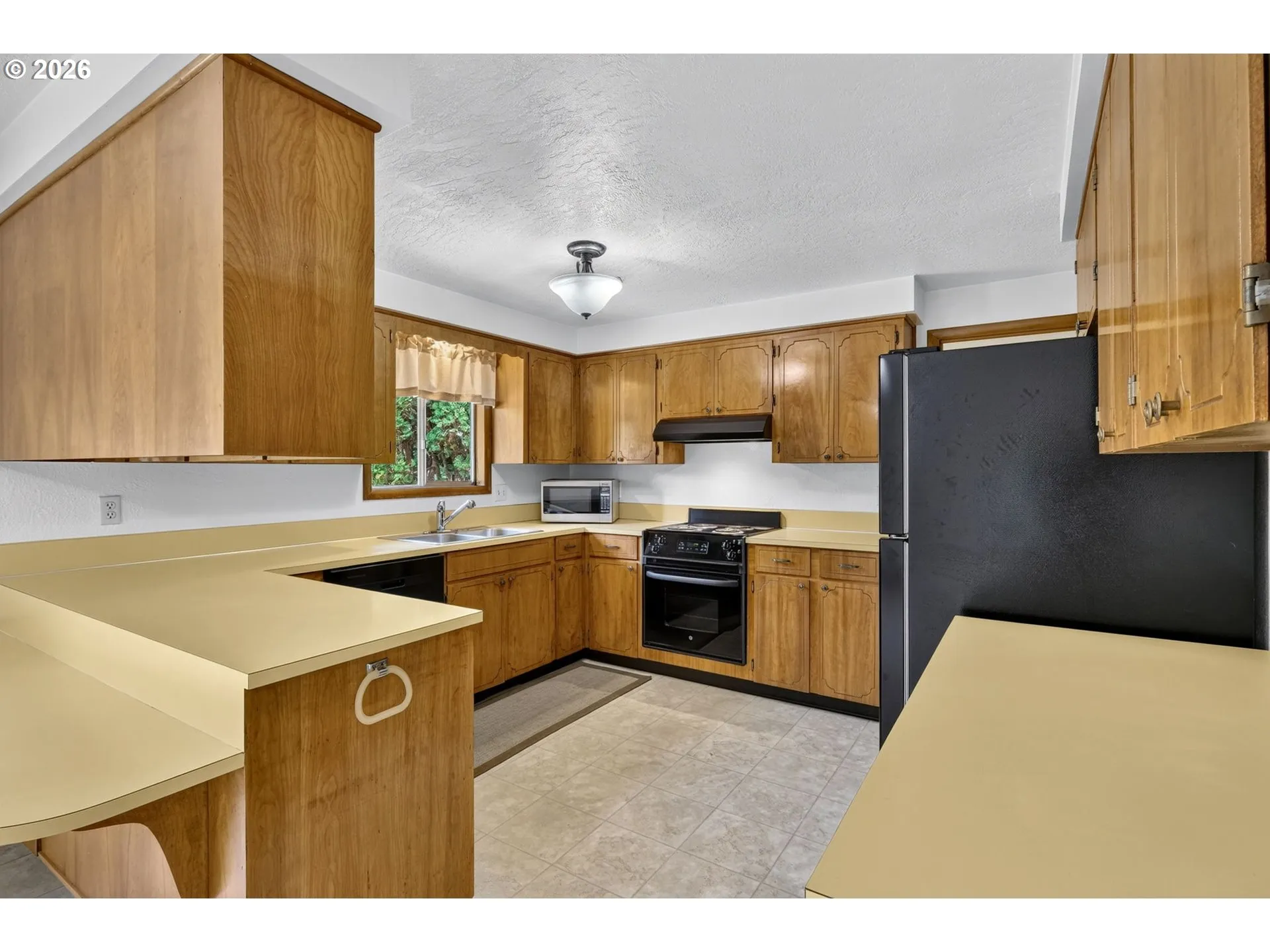 Kitchen-Breakfast Bar
