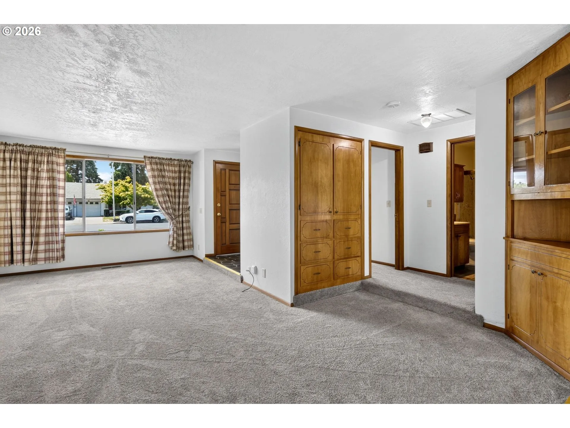 Living Room/Entrance