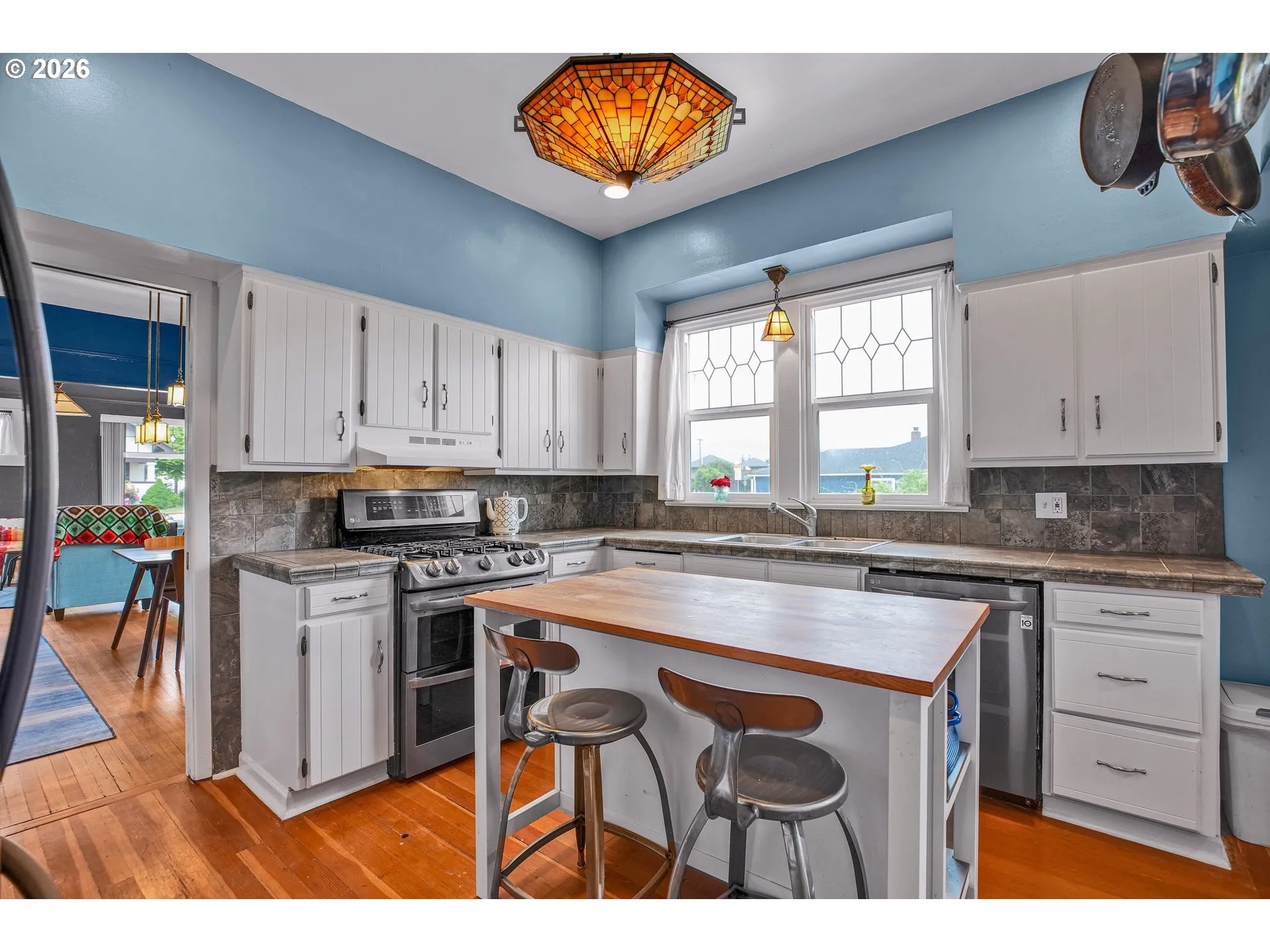 Kitchen-Breakfast Bar