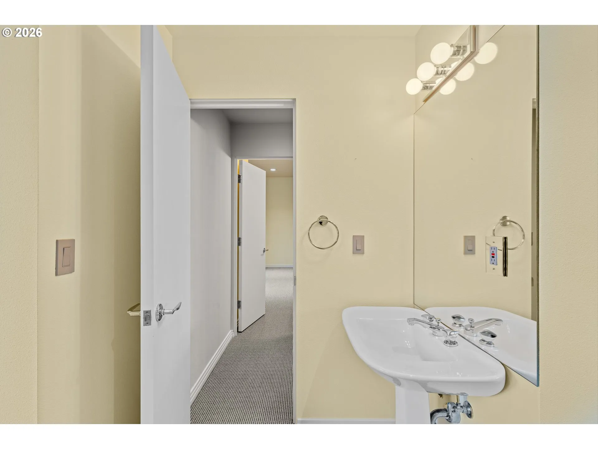 Bedroom-Full Bathroom