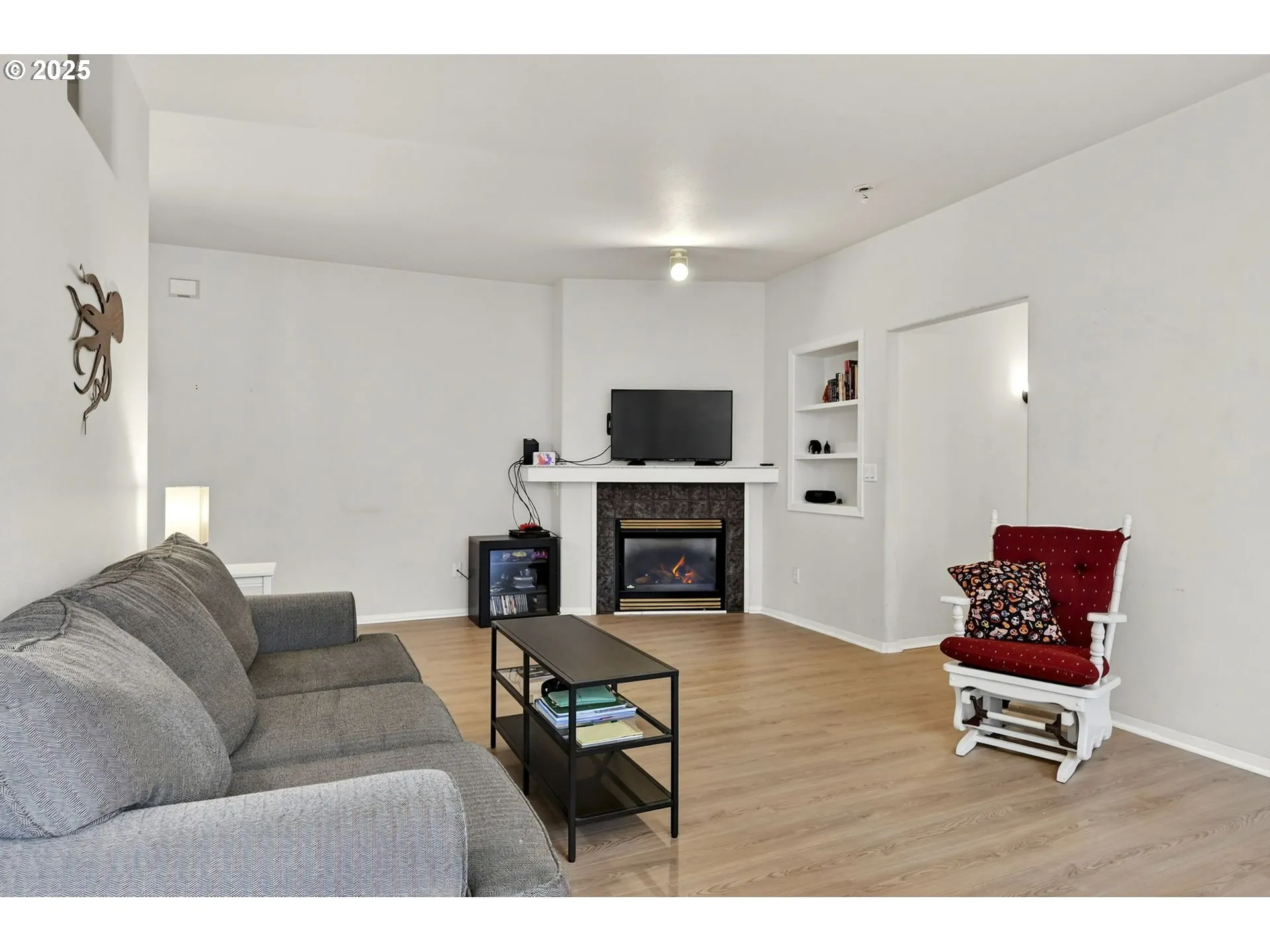Living Room-Fireplace