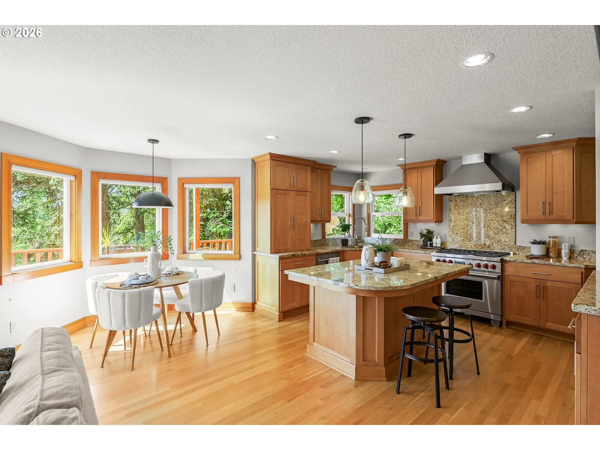 Kitchen/Nook-Island