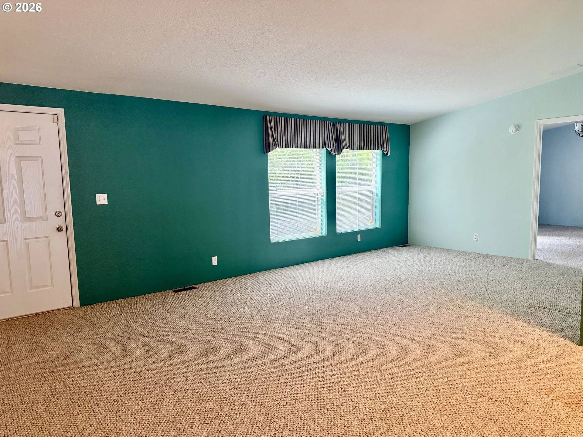 Living Room/Entrance