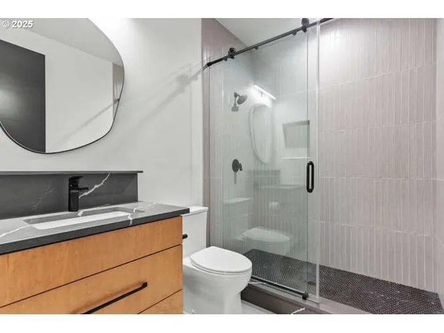 Bedroom-Full Bathroom