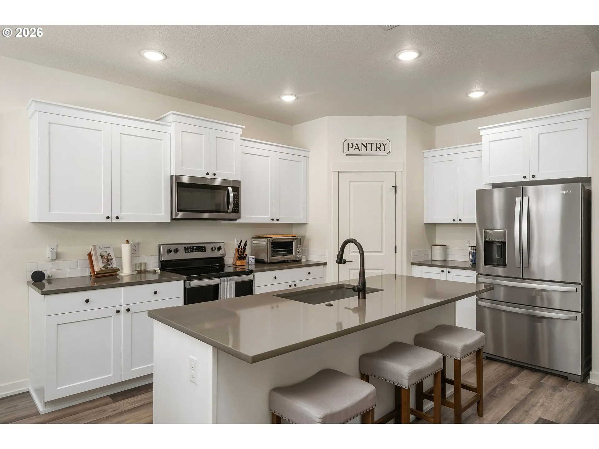 Kitchen-Breakfast Bar