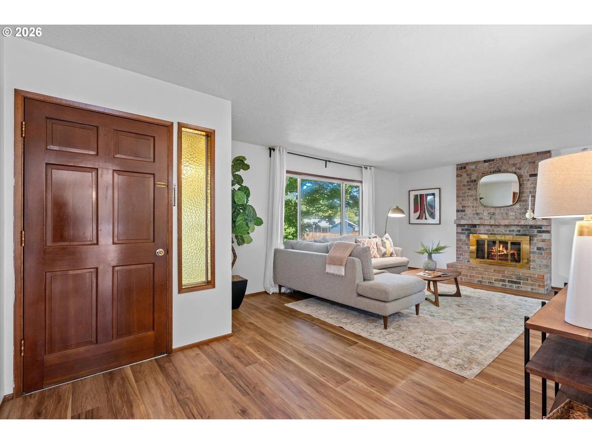 Living Room/Entrance