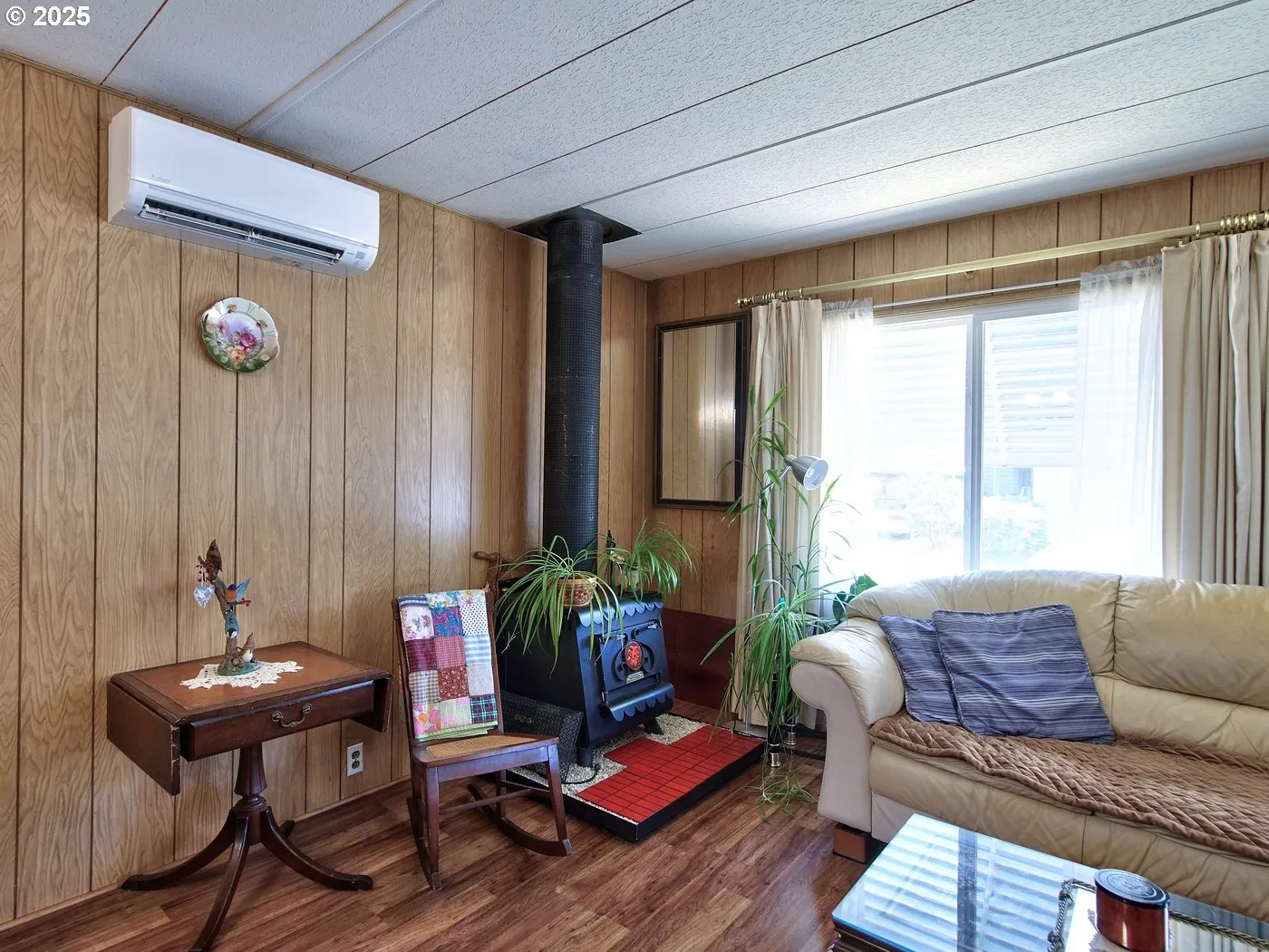 Living Room-Fireplace