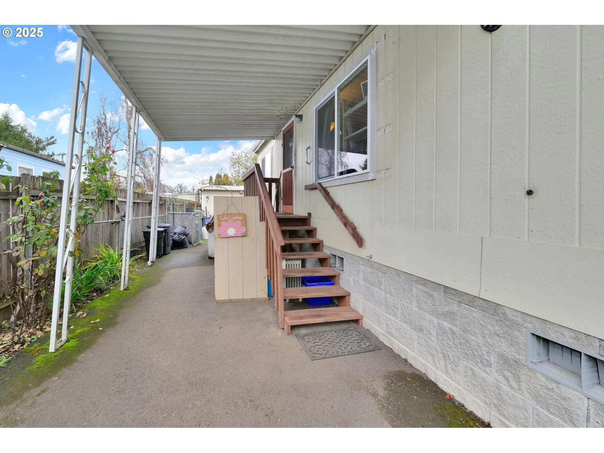Living Room/Entrance