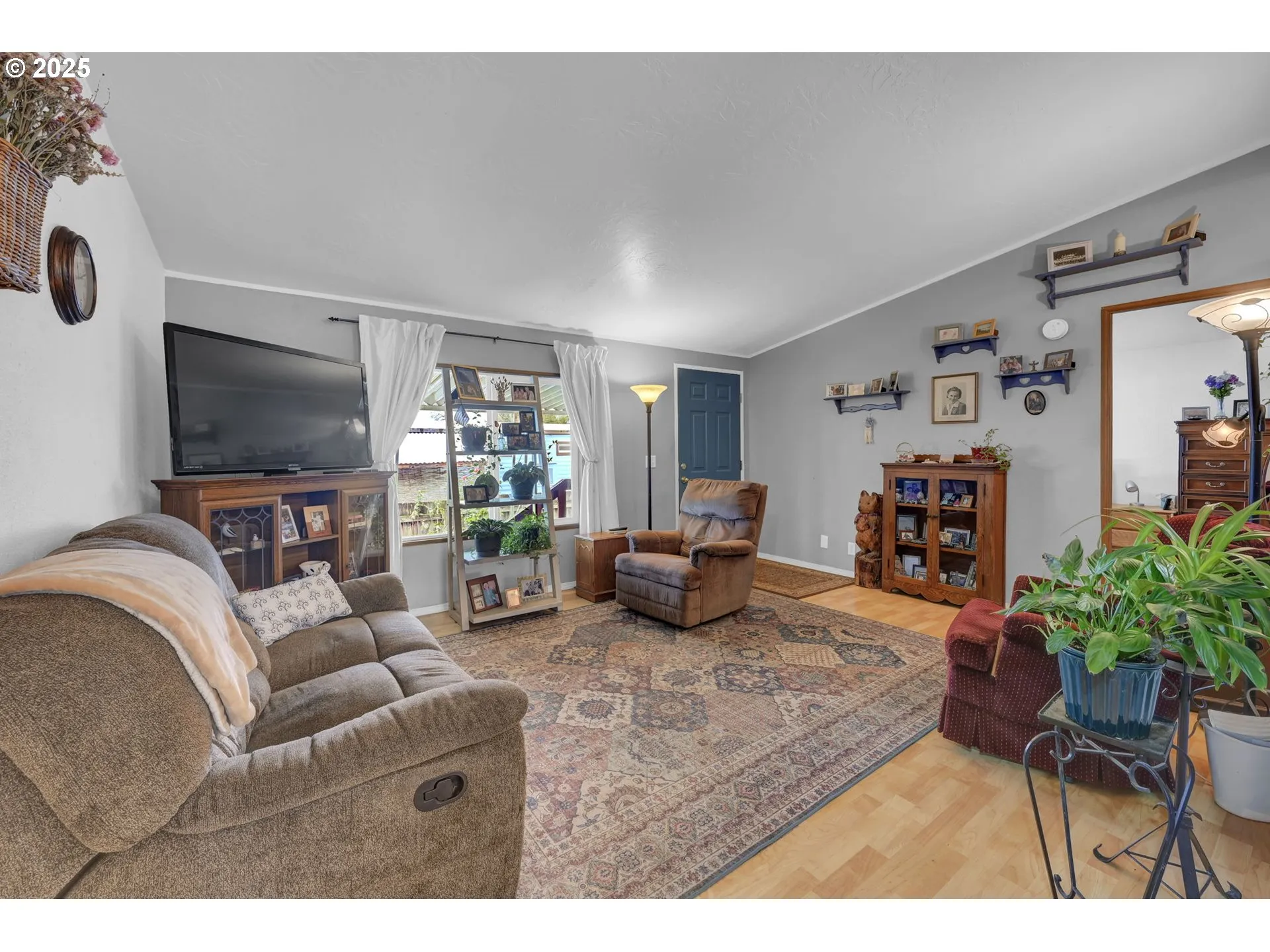 Living Room-Vaulted Ceilings