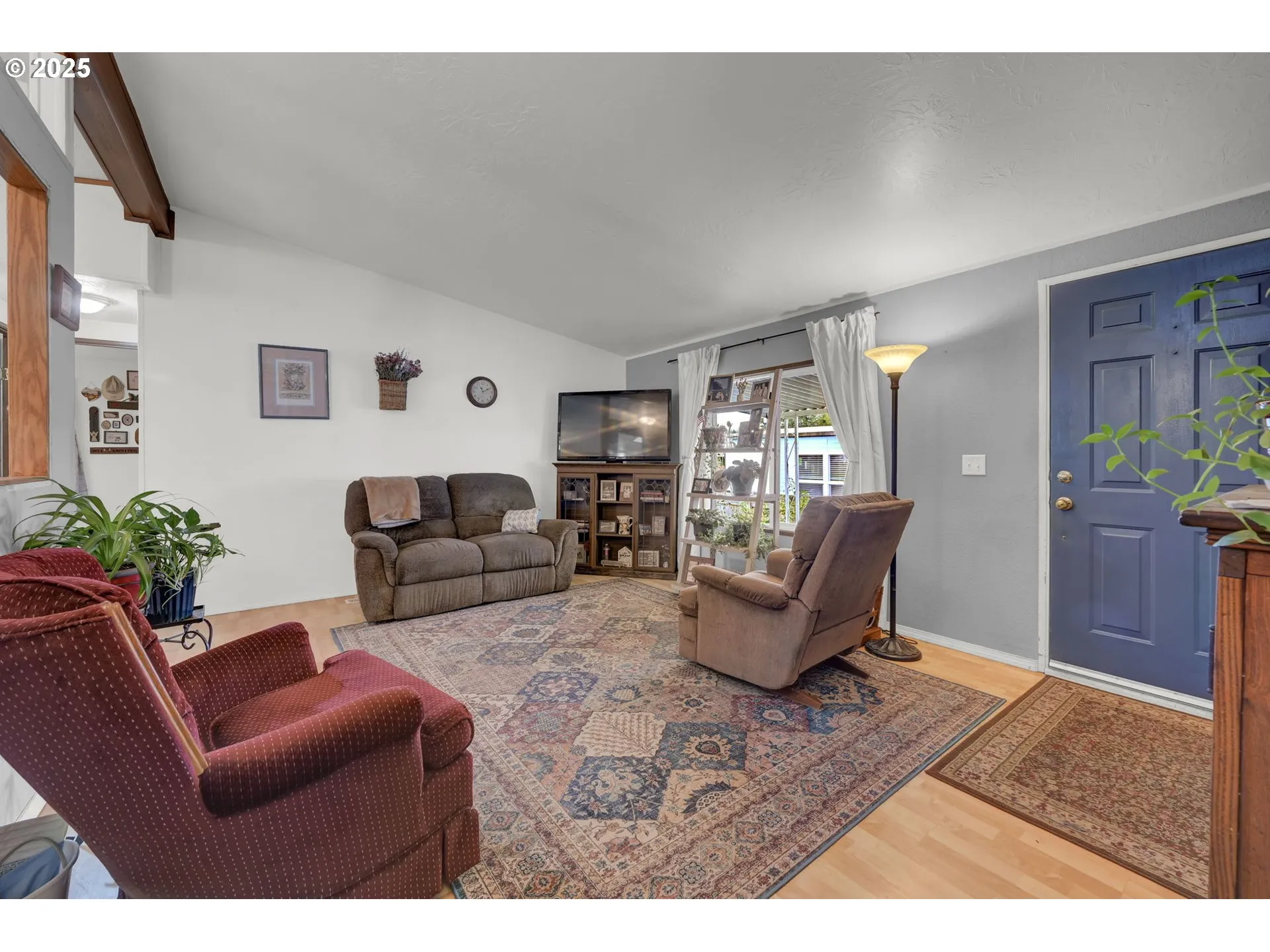 Living Room-Vaulted Ceilings