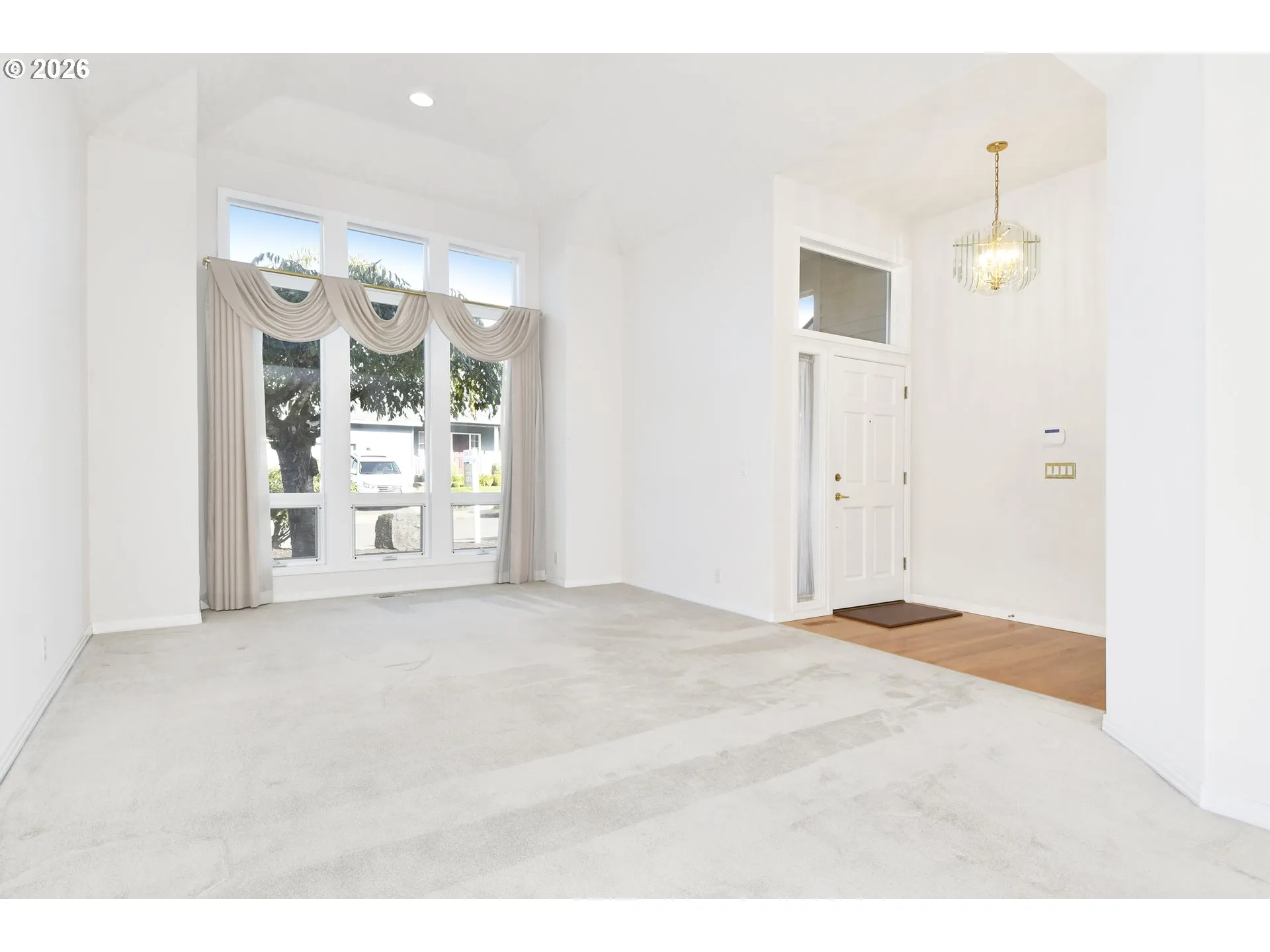 Living Room/Entrance