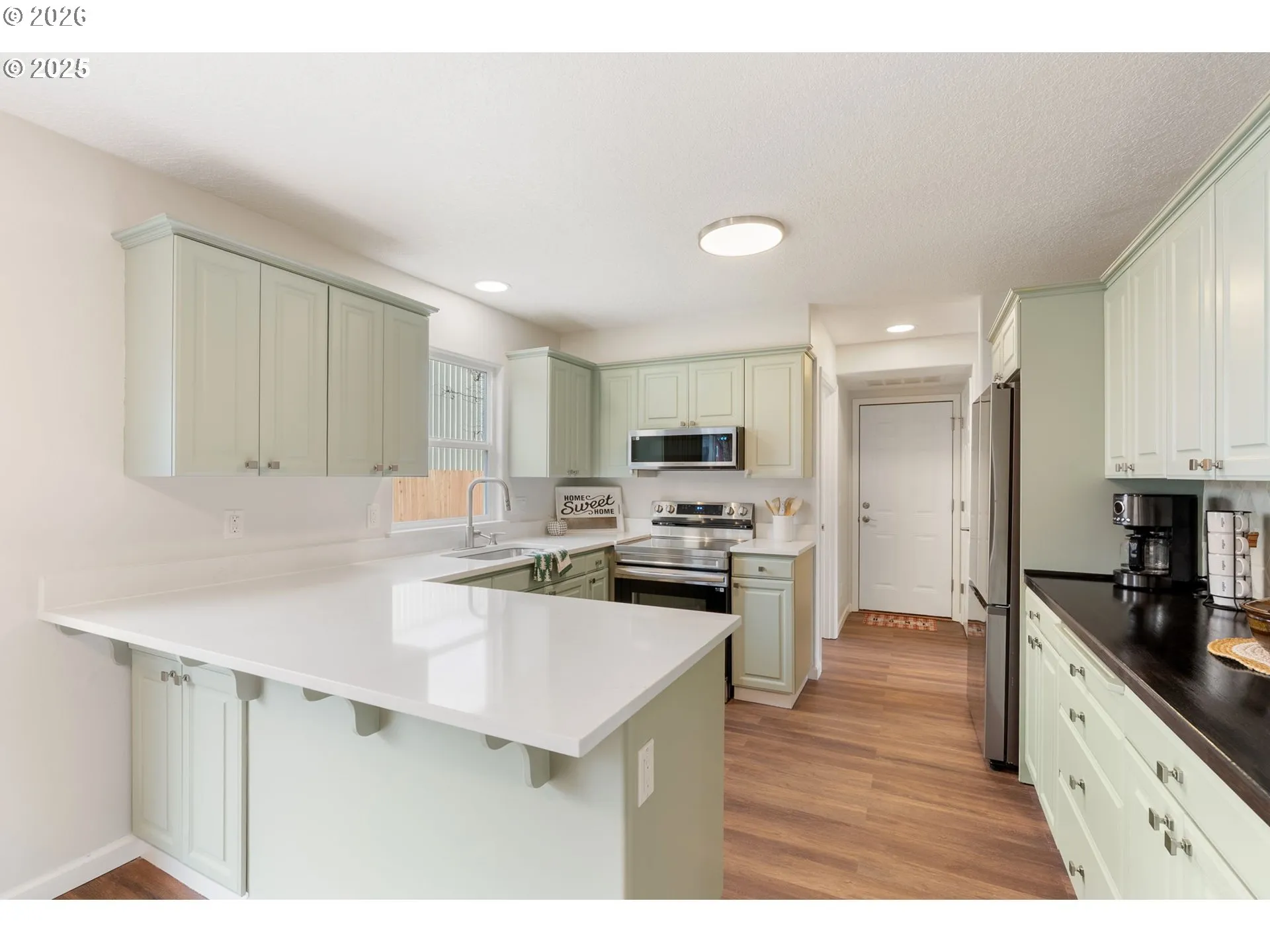 Kitchen-Breakfast Bar