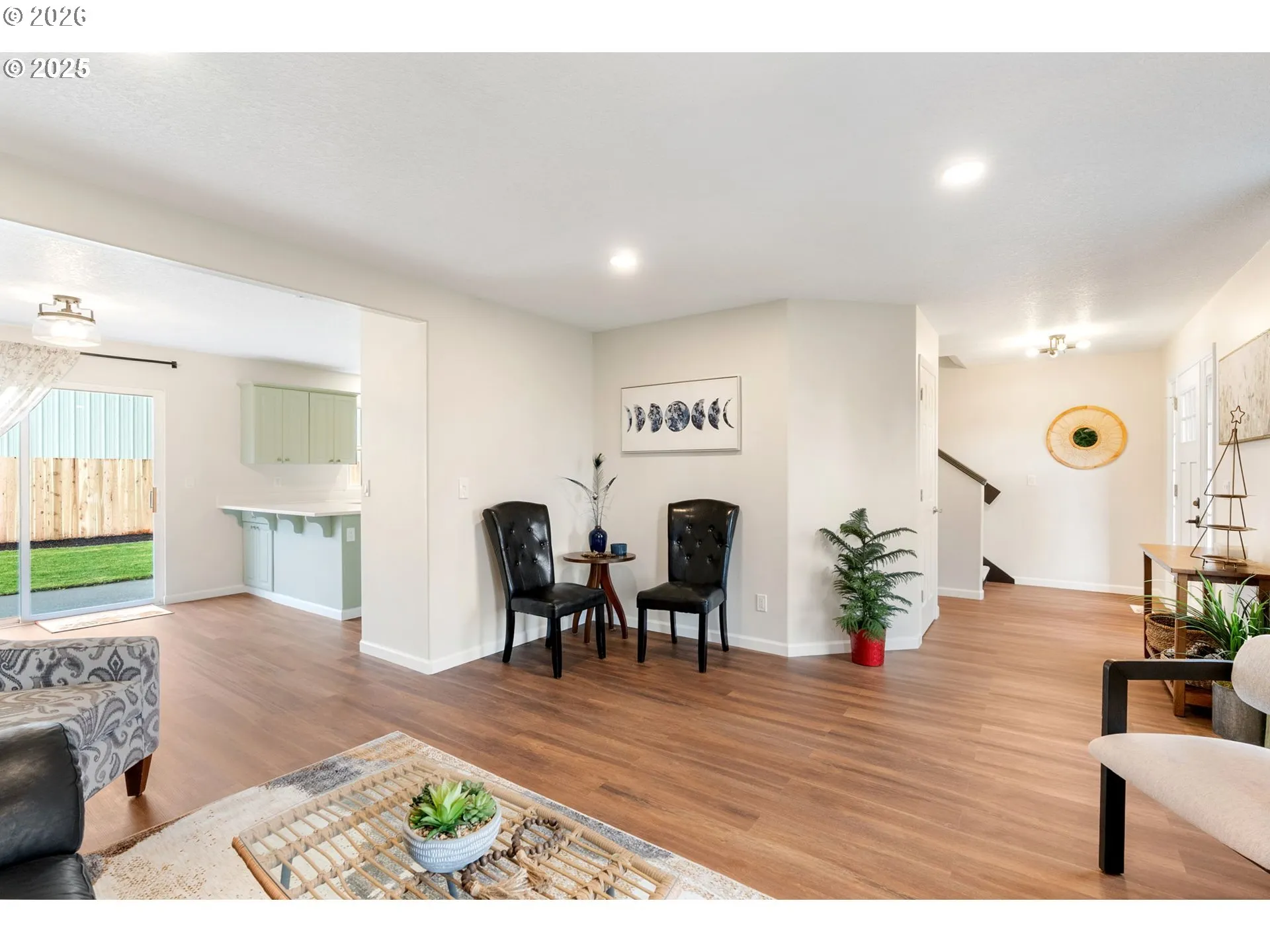 Living Room/Entrance