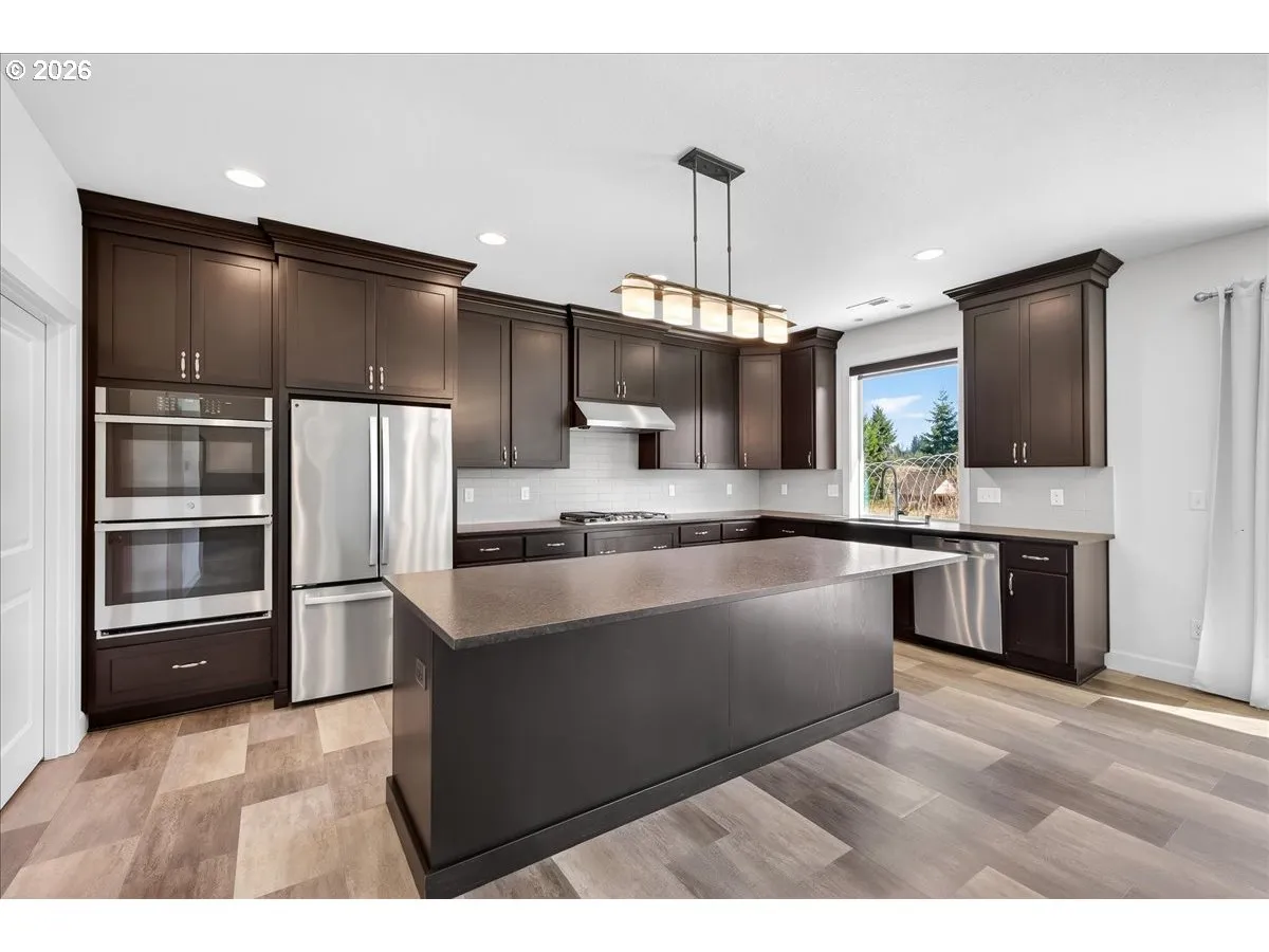 Kitchen-Breakfast Bar