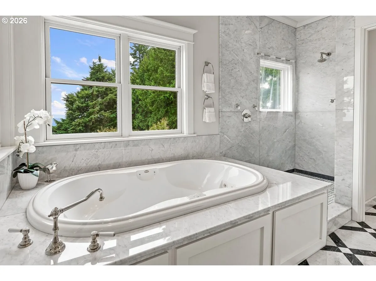 Bathroom, Attached-Garden Tub
