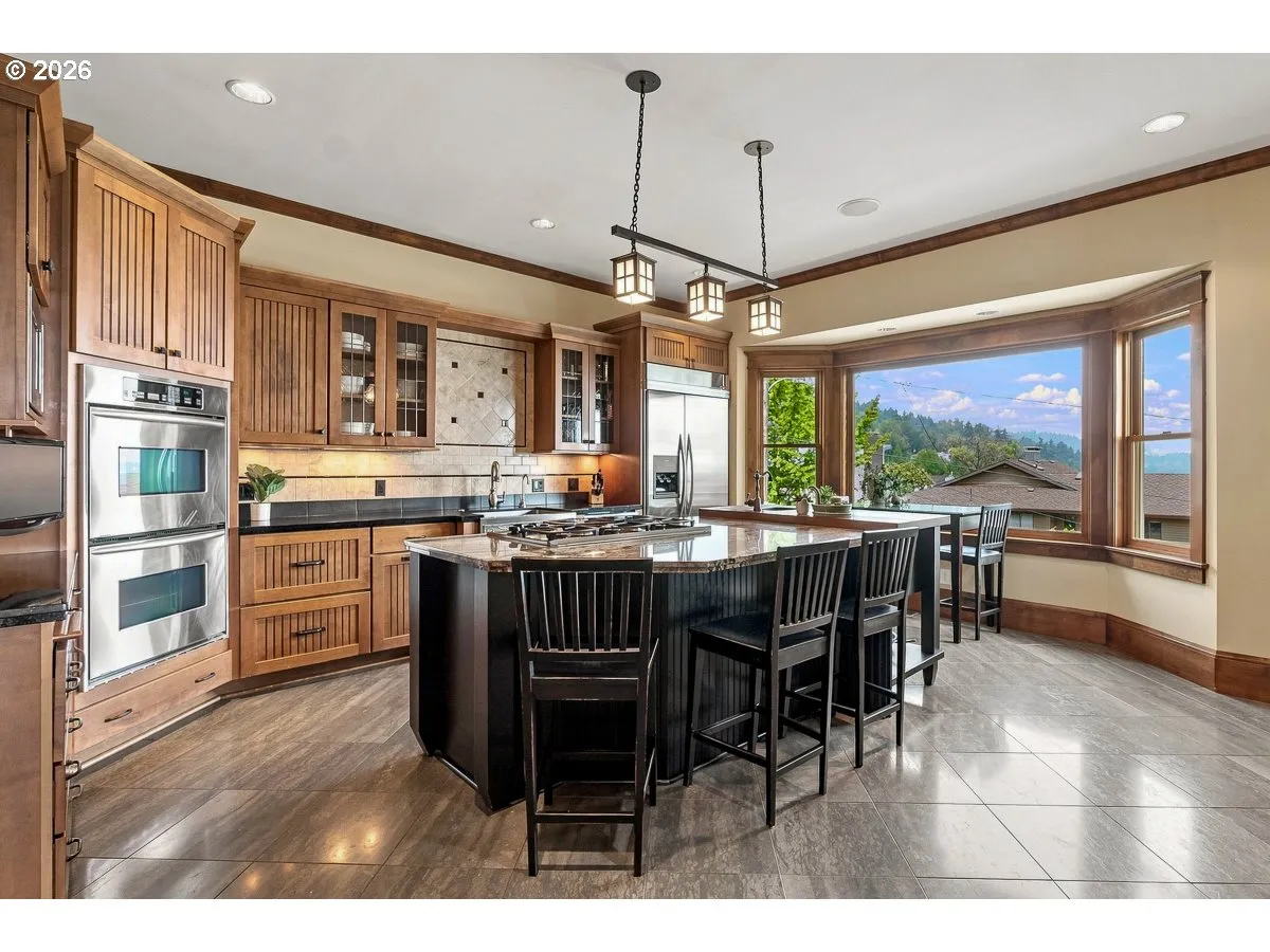 Kitchen-Breakfast Bar