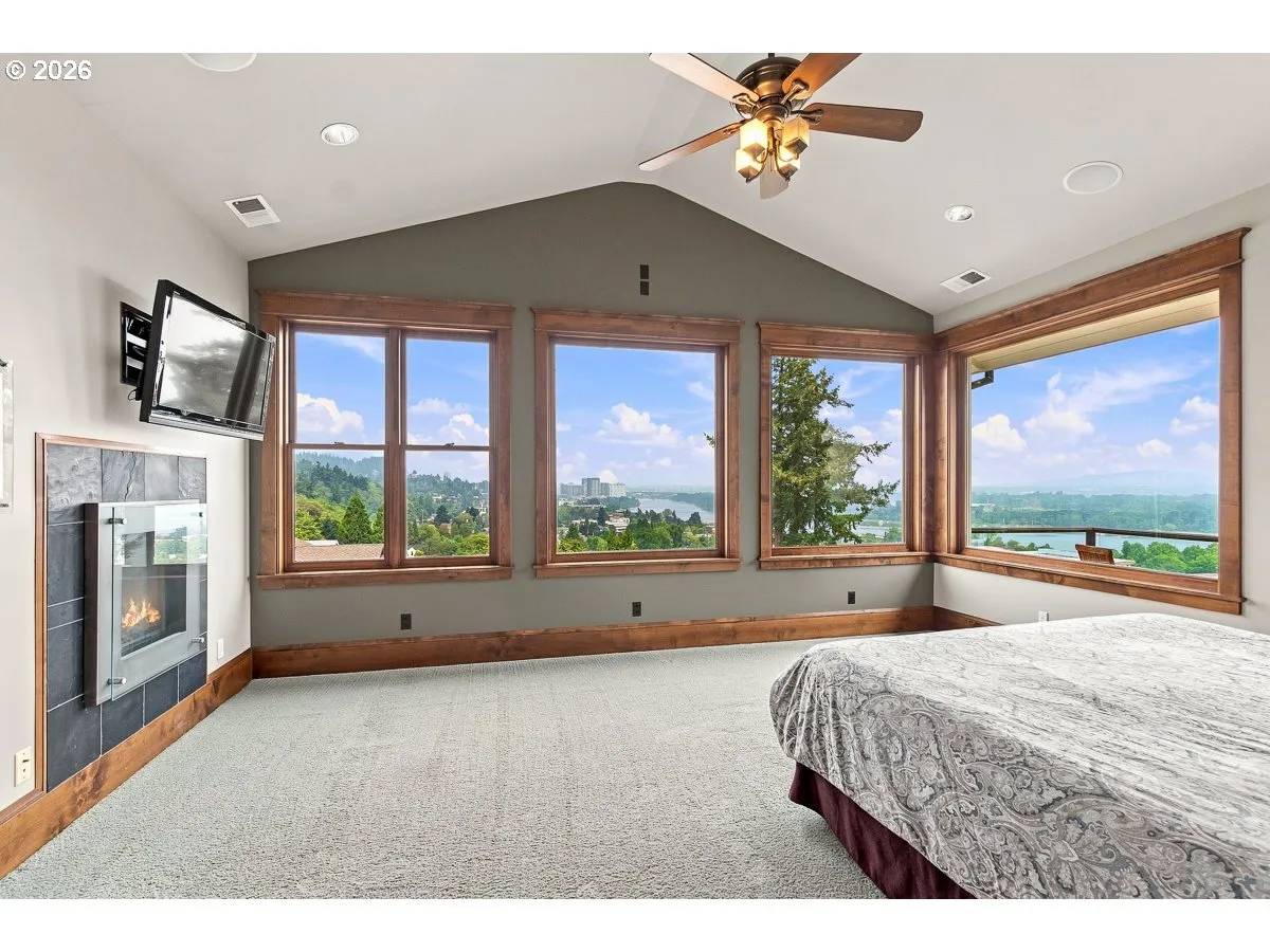 Bedroom, Primary-Vaulted Ceilings